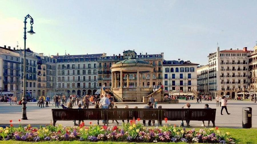 Espacioso Apartamento En El Centro De Pamplona Bagian luar foto